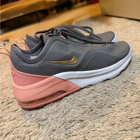 Nike Air Max 270 Women's Gray and Pink with Gold Swoosh - Picture 1 of 1